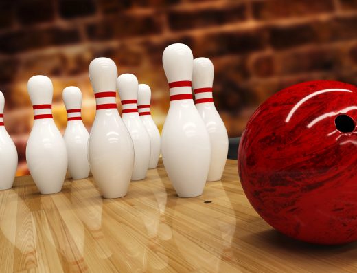piste de bowlling avec les quilles et la boule