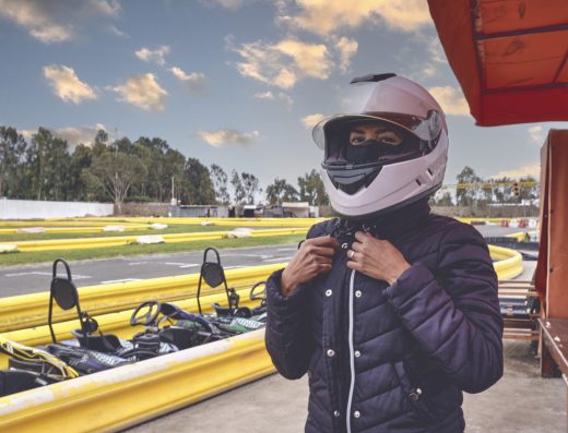 Karting Le Rove pilote casque circuit piste barrières jaunes Marseille