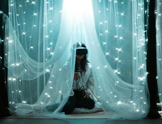 jeune fille dans un décors avec un casque de réalité virtuel
