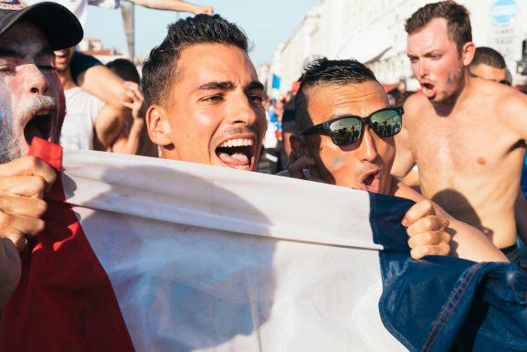 amis sur le vieux port de marseille qui célèbre un évènement avec le drapeau français