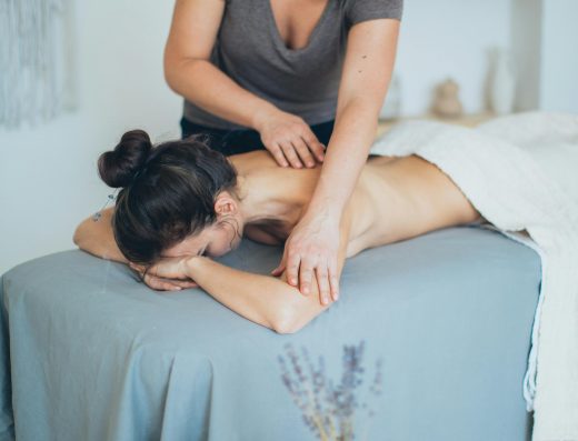 femme qui se fait masser par une masseuse