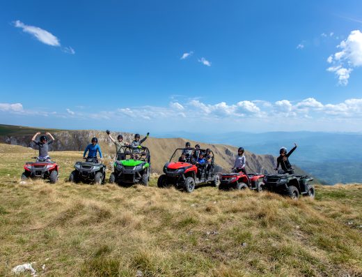 Groupe d’amis en randonnée en quad en montagne avec vue panoramique