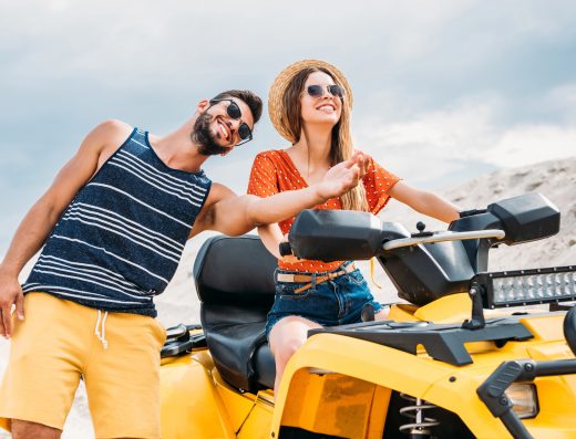 Couple souriant lors d’une balade en quad en Provence, profitant d’une activité de plein air en duo