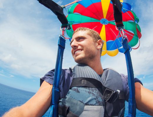 Homme en parachute ascensionnel à Oraison lors d’une activité de loisirs aériens