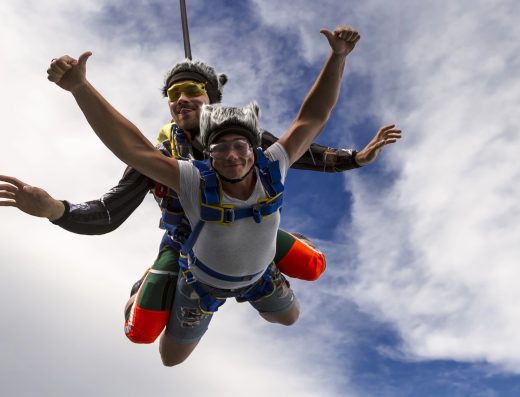 Saut en parachute en tandem pour un EVJF – sensation forte et souvenir inoubliable