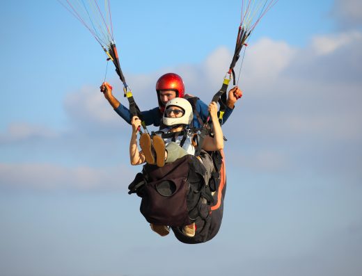 Parapente en tandem avec moniteur, vol au-dessus des paysages du sud de la France