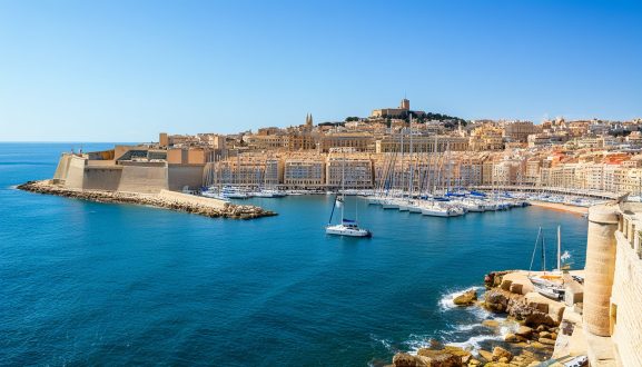 Vue panoramique du Vieux-Port de Marseille et de la rade, avec les bateaux et le fort Saint-Jean.